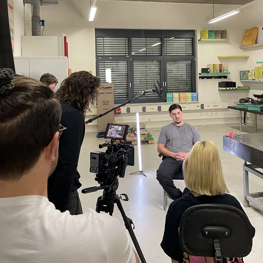 Dreharbeiten einer Interviewsituation mit einem Mitarbeiter bei der Firma Rampf. 