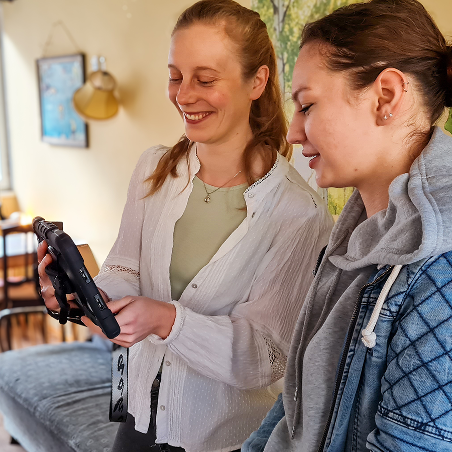 Autorin & Tonfrau bei den Dreharbeiten - Schauen auf den Monitor.