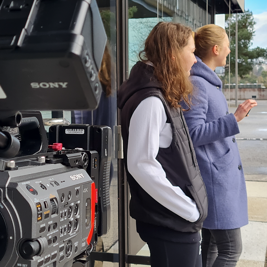 Tonfrau & Autorin am Drehort 