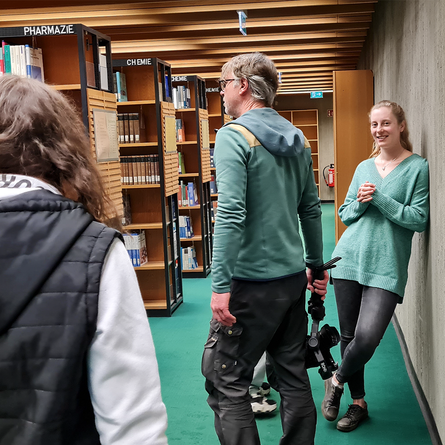 Die Autorin schaut in die Knipse. 