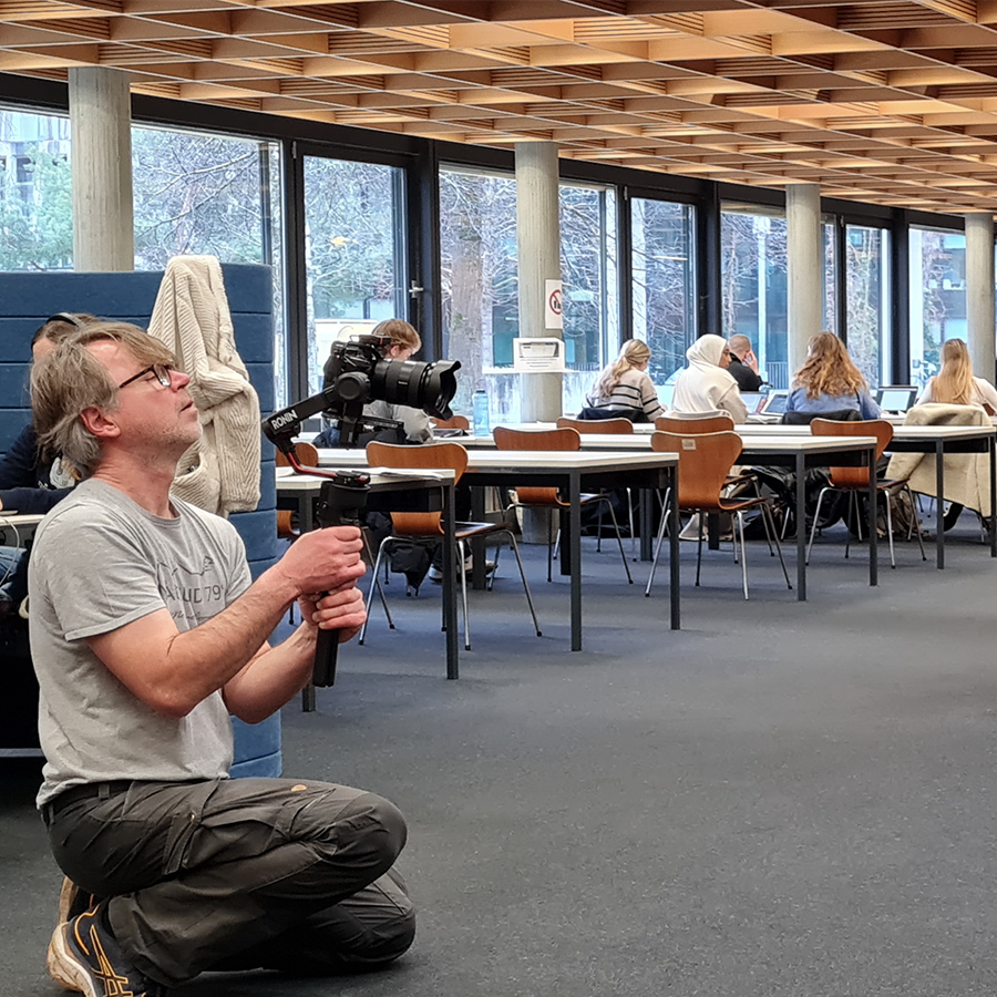 Dreharbeiten mit dem Gimbal in der Bibliothek der Fakultät Informatik