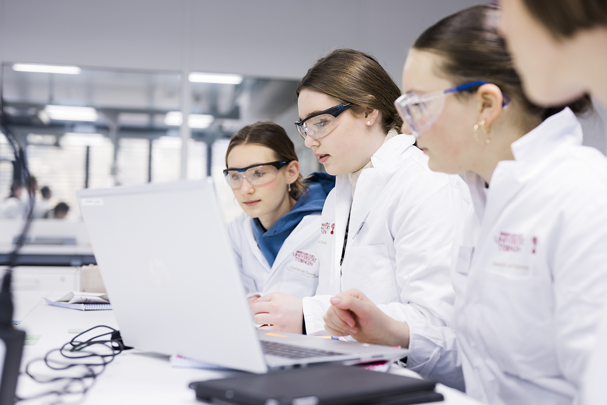 Schülerinnen schauen in den Laptop im Schülerlabor