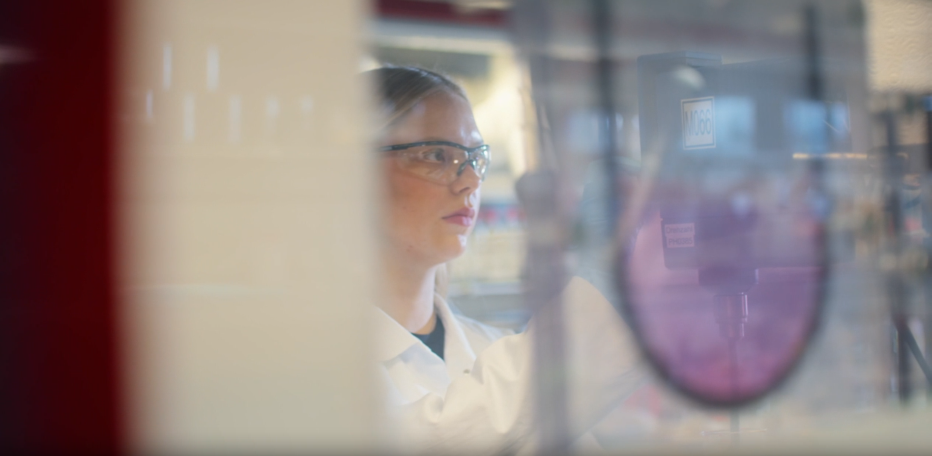 Biochemikerin bei der Arbeit im Labor