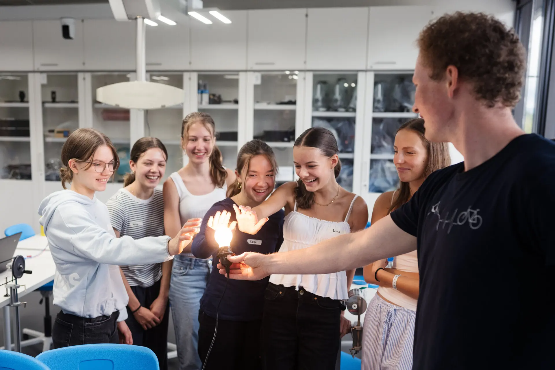 Experimente im Schülerlabor begeistern den Nachwuchs