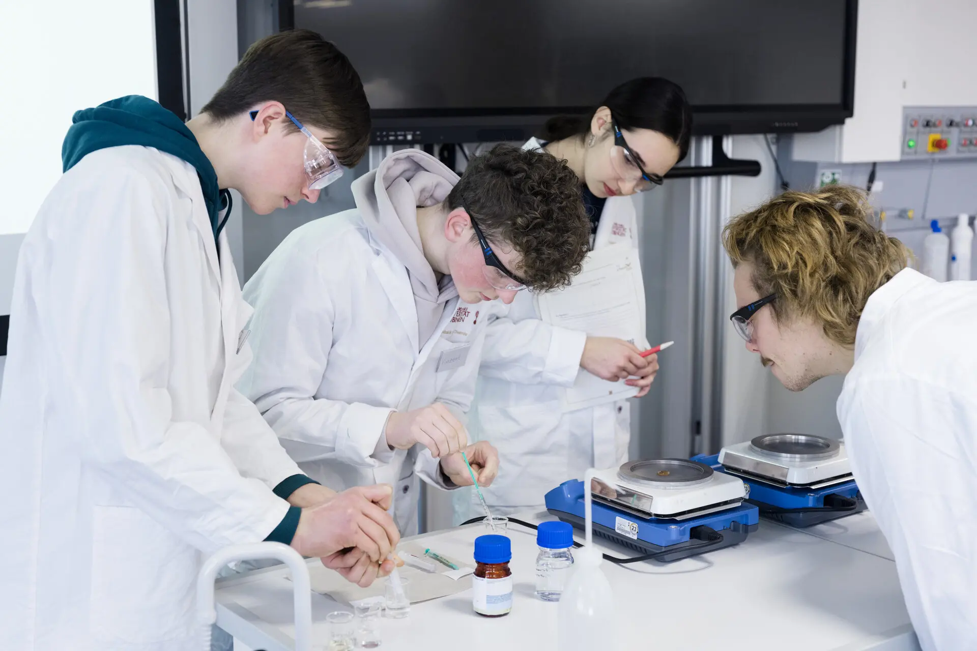 Mitarbeiterin erklärt Schülern