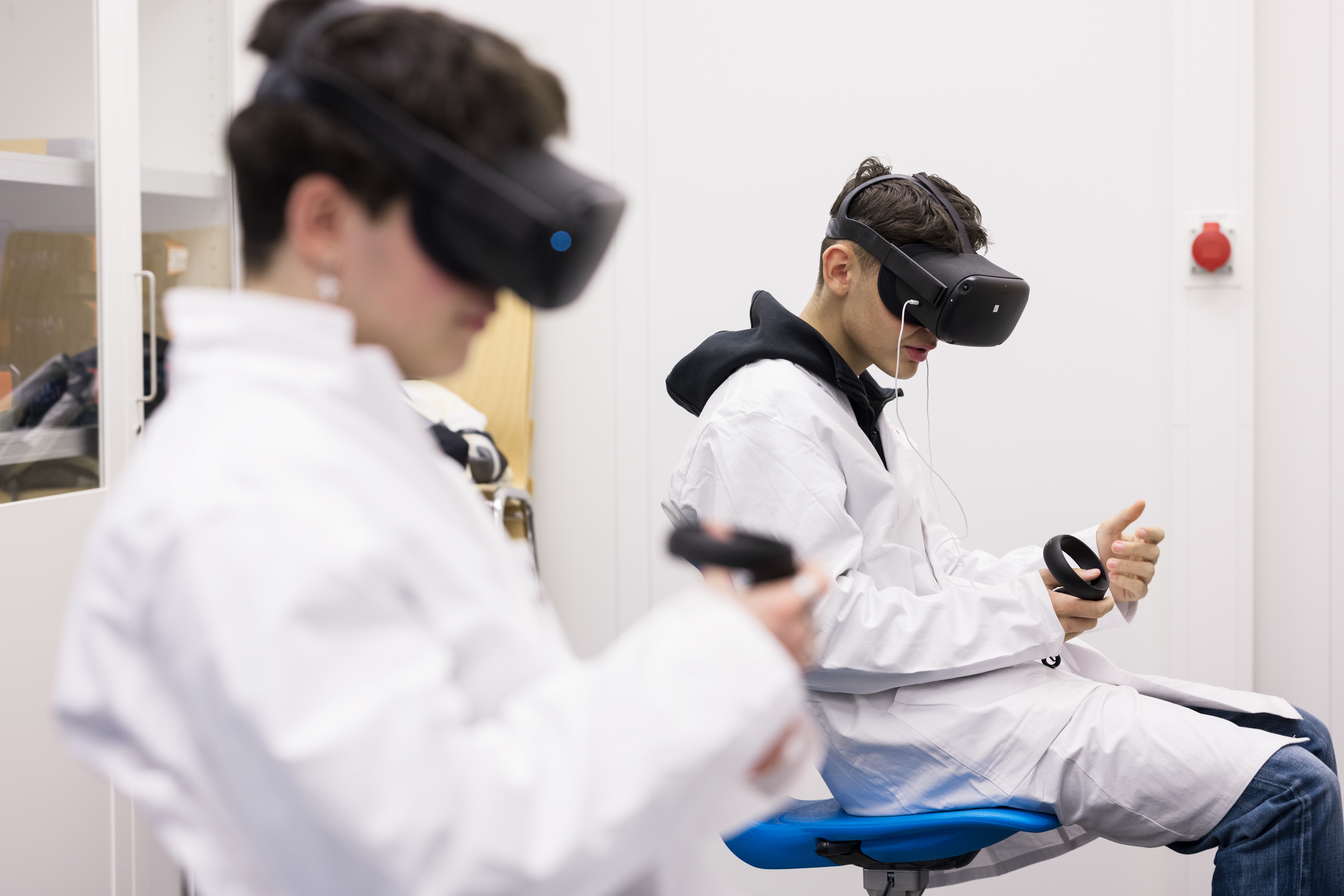 Zwei Schüler agieren mit einer VR-Brille
