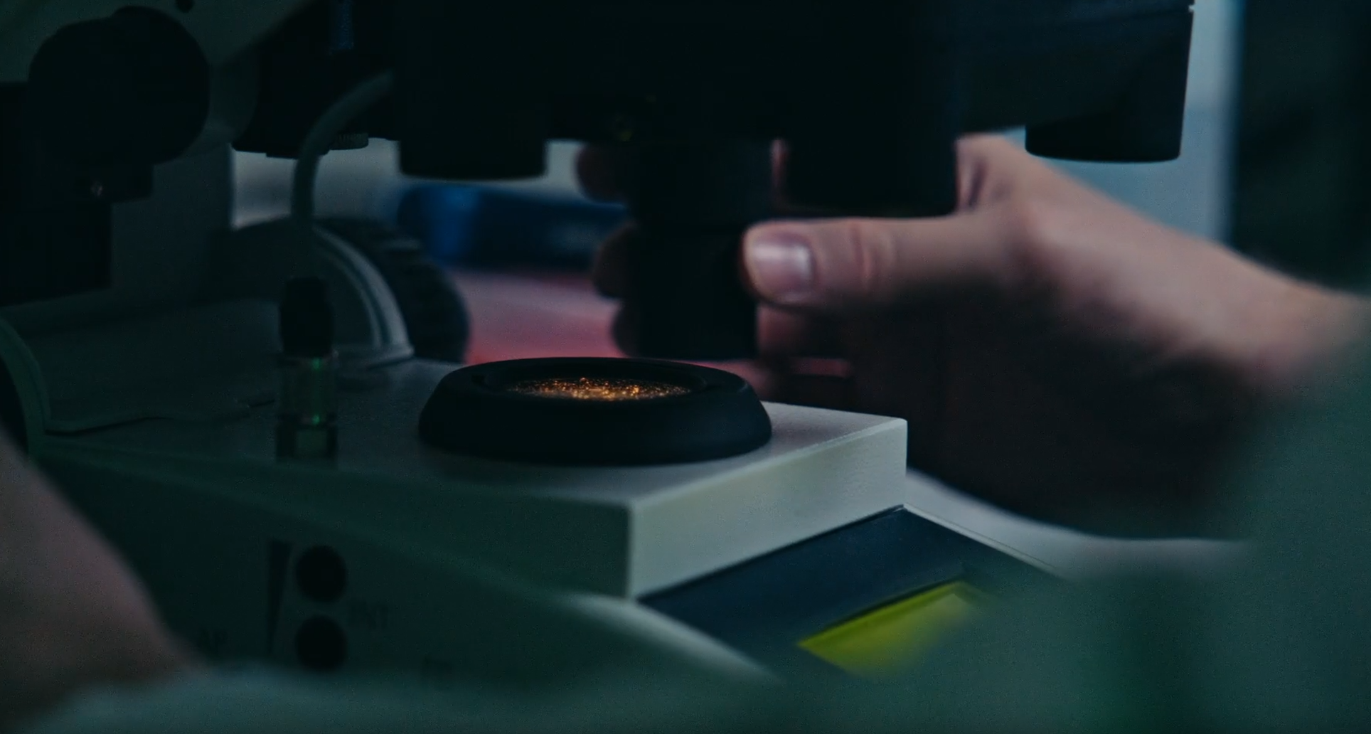 Aufnahme Arbeit am Mikroskop im Labor