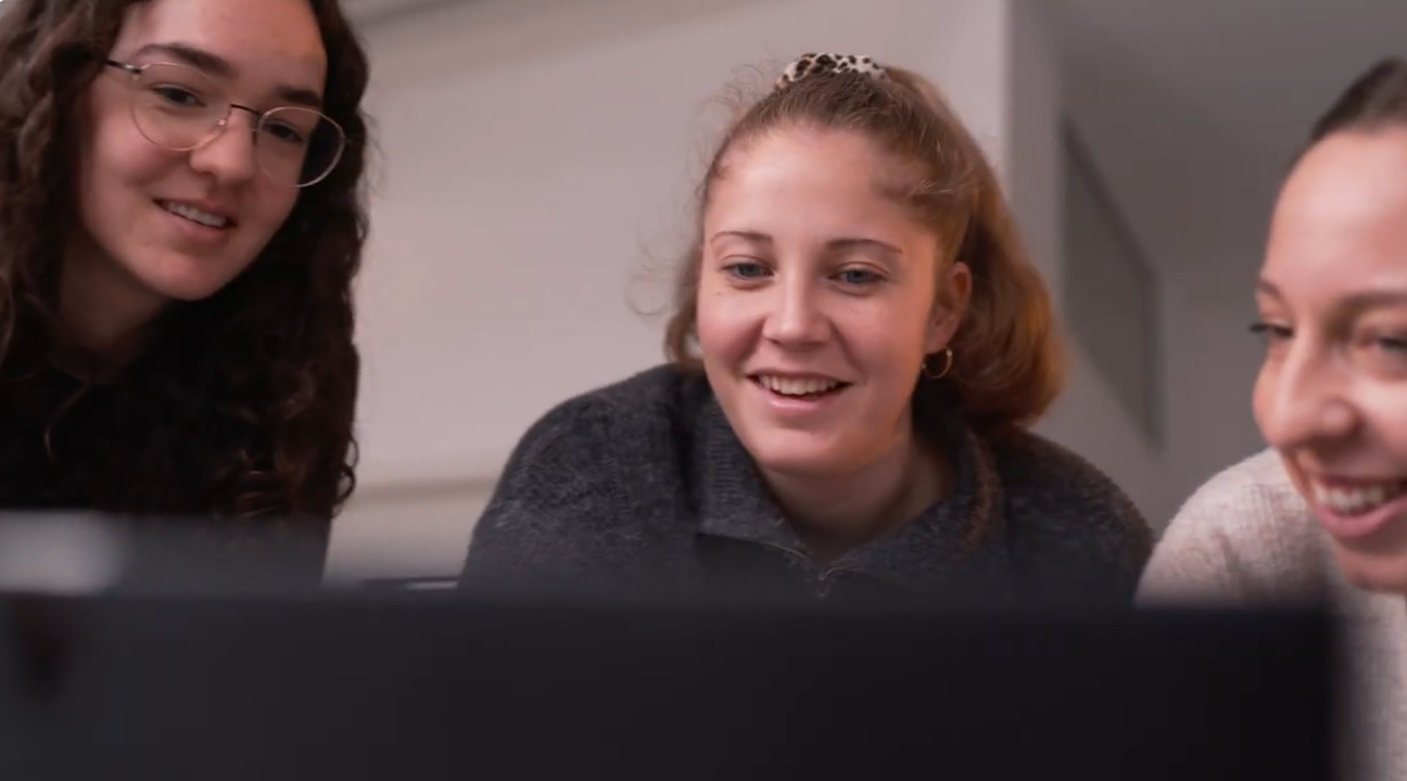 Drei Technikstudentinnen schauen auf Computermonitor