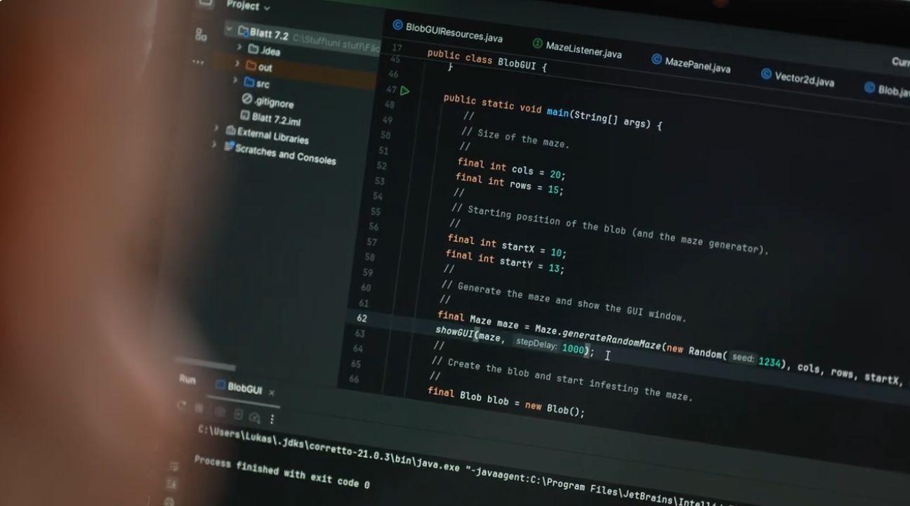 Informatiksprache auf Computermonitor